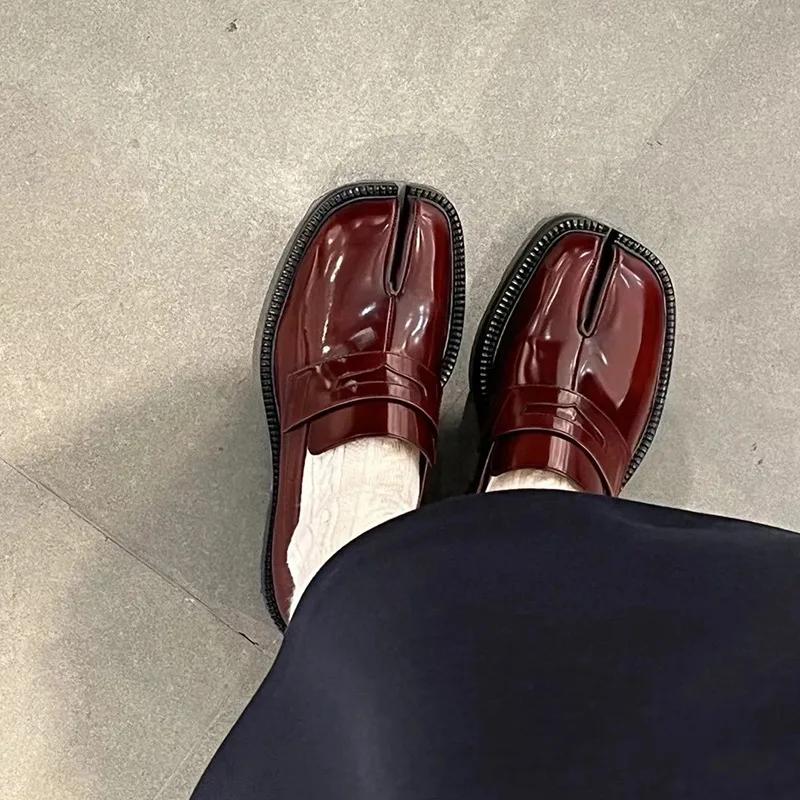 Fashion Tabi Shoes Loafer for Men and Women Split Toe Thick Sole Casual Patent Leather Shoes 2025