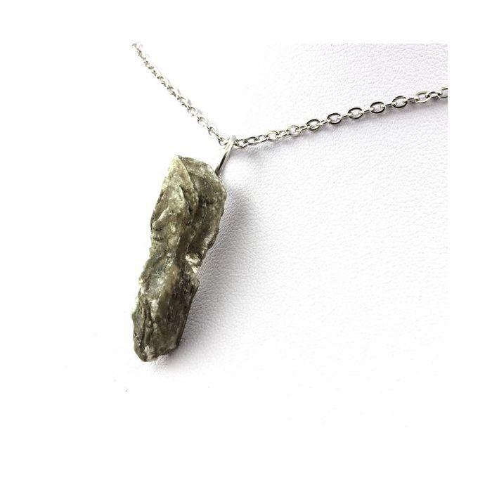 Pierres et Minéraux. Collier Gypse brut. 15.28 ct. Marcieu, Isère, France.