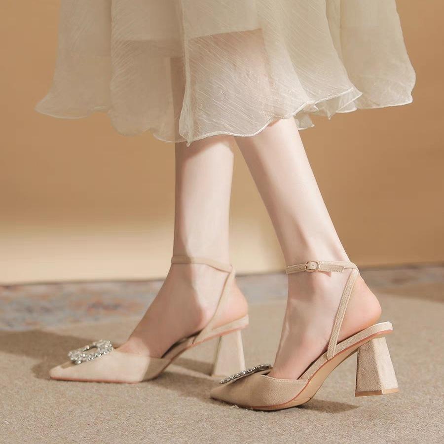 

2024 літній новий леді стиль тонкий каблук порожній високий каблук босоніжки зі стразами сумка голова гострий темперамент приміських жіноче взуття 40 тілесний