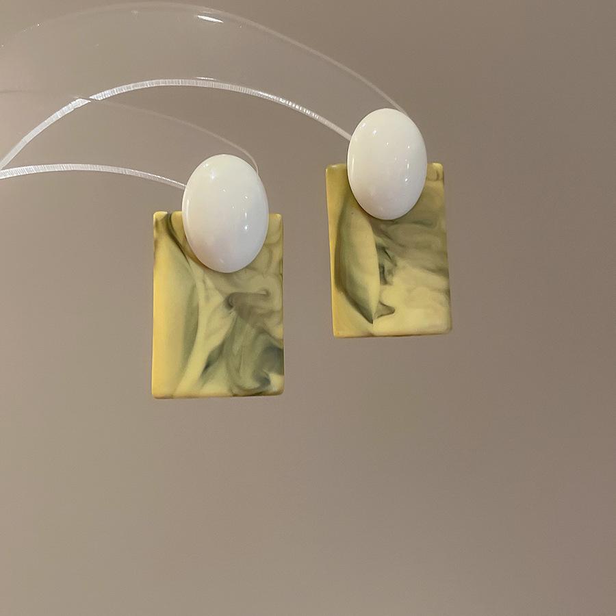 Żółte Świeże Kwiatowe Kolczyki Koła z Motylem dla Kobiet - Proste, Wszechstronne i Modne Geometryczne Wzornictwo.