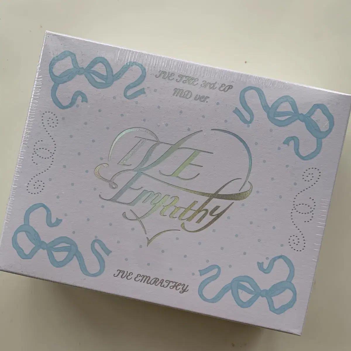 

Я делаю запечатанный альбом на Ive Empire Empathy Md Ver Card Wallet