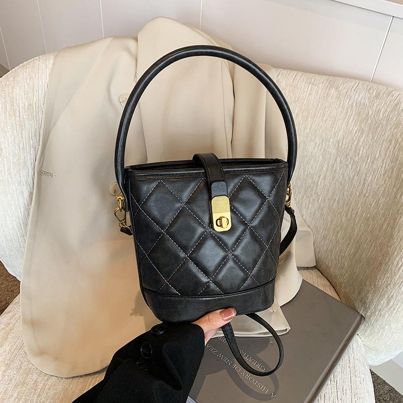 

Популярная ретро-сумка женская новая сумка-ведро с вышивкой, высококачественная сумочка, простая и модная на плечо, сумка-мессенджер 20*10.5*18 чёрный