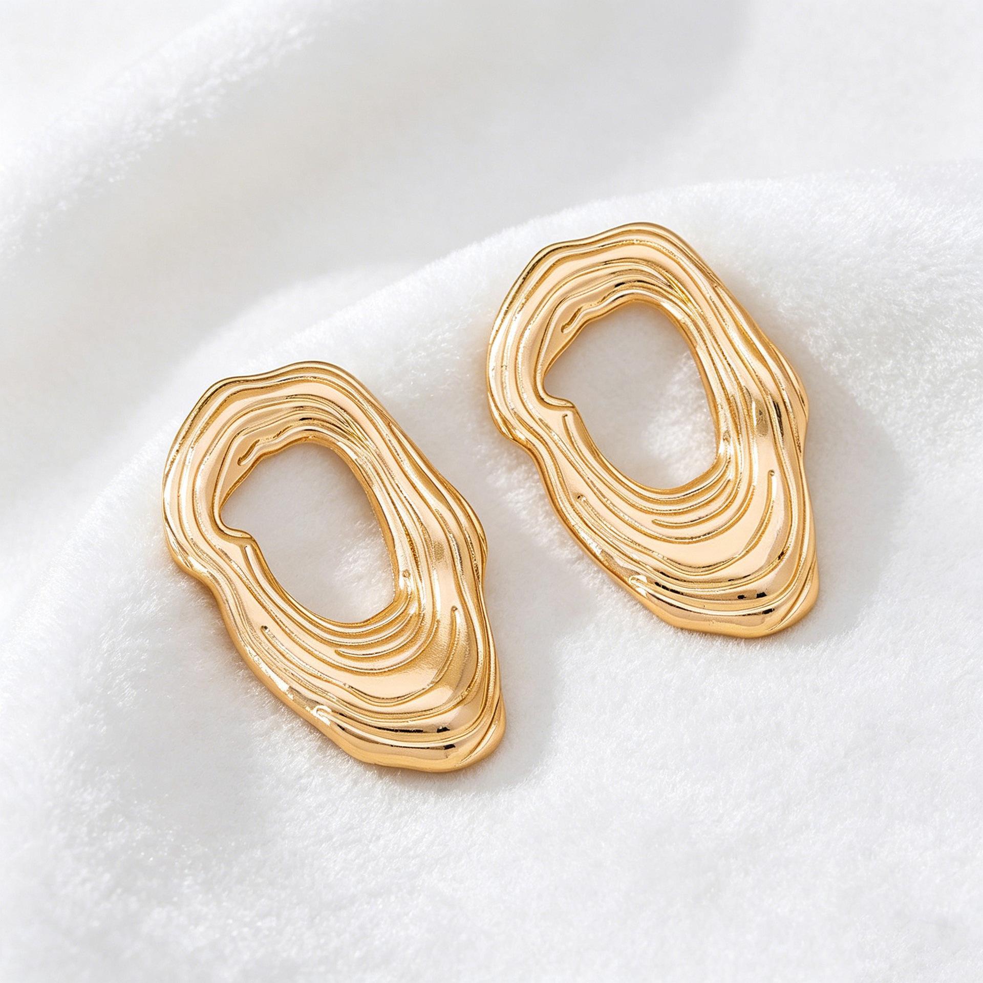 European and American Simple Hollow Ring Stud Earrings Atmospheric Retro Elegance золотисто-желтый
