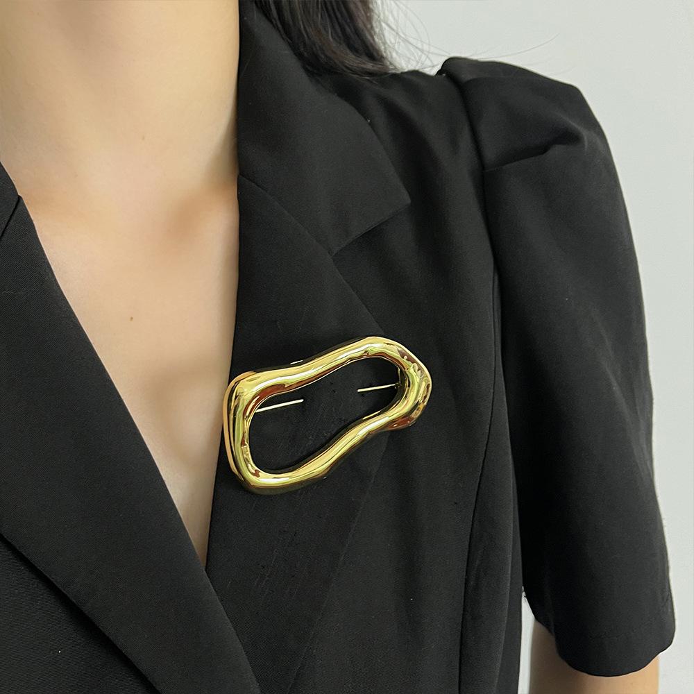 Exquisite Retro Geometric Brooch: Luxury Irregular Hollow Ring Pin for Women's High-end Suits and Coats.