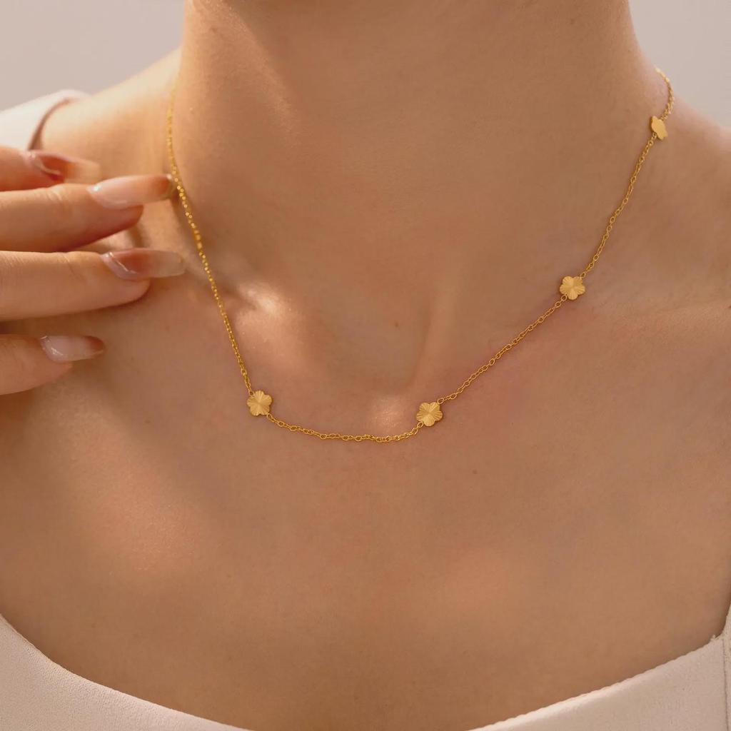 Elegant European & American Ins Style Small Flower Clavicle Necklace, 18K Gold-Plated Titanium Steel, Niche Design for Women