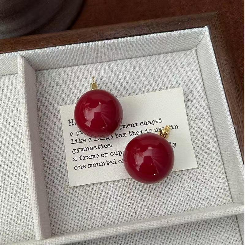 Boucles d'oreilles Clous Boule Ronde Cerise - Design Simple, Tendance, Polyvalent avec une Touche Rétro et Luxueuse