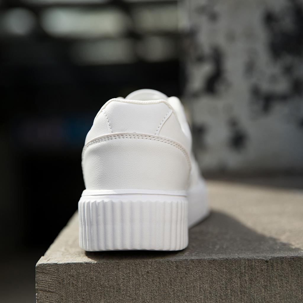 White Women's Casual Skateboard Sneakers Fashionable Outdoor Walking Tennis Shoes for Men And Women Sports Running Footwear