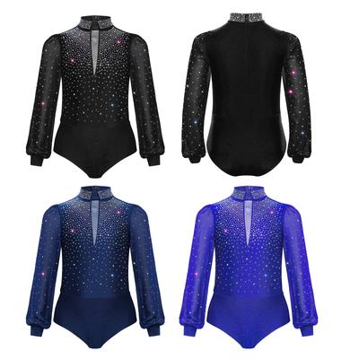 Chlapčenský leotard s dlhým rukávom a falošným golierom, zdobený kamienkami, zapínanie v rozkroku na patentky, zips vzadu, body na krasokorčuľovanie