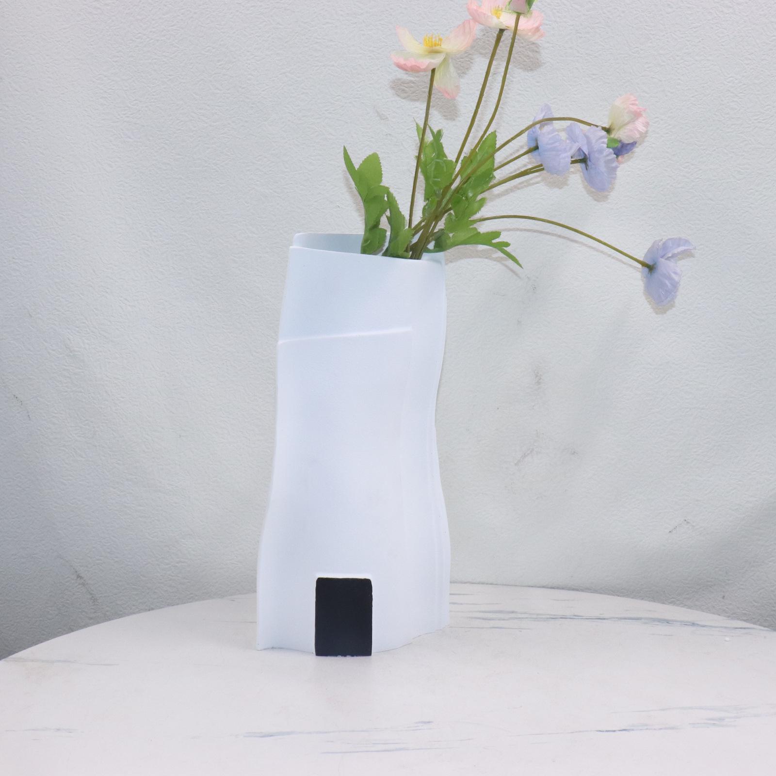 

Contemporary Black & White Geometric Resin Vase for Home or Office Decor Short: 21*10*27cm
