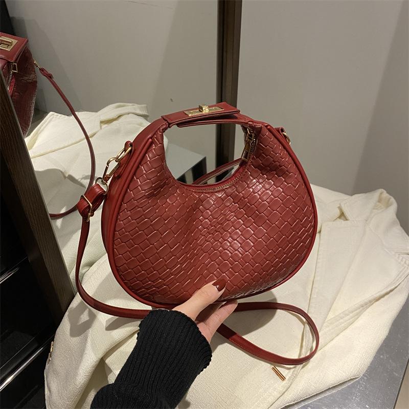 

Foreign style crescent bag casual simple retro woven handbag women s versatile solid color fashion summer new messenger bag красный