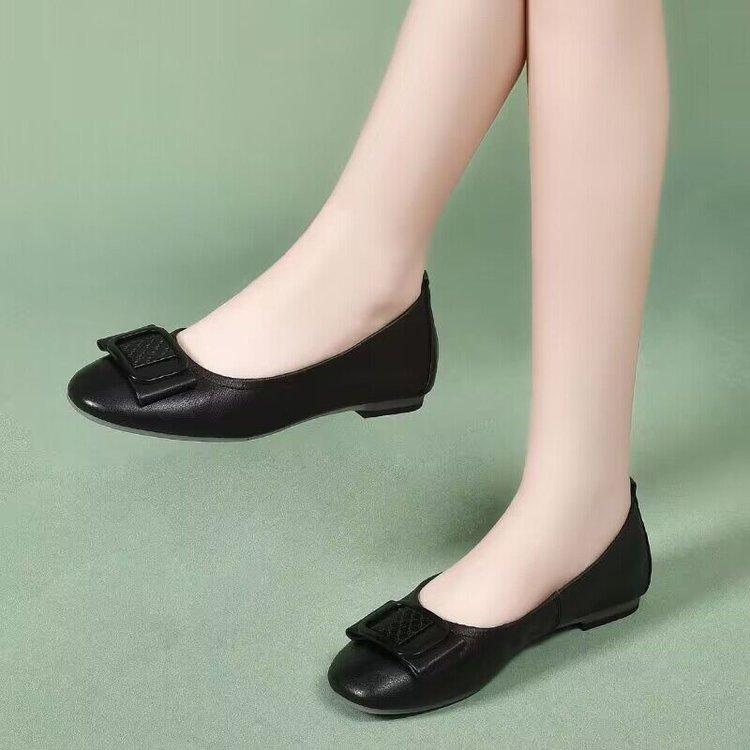 Soft-soled Doudou shoes shallow mouth women's single shoes flat-soled 2025 autumn one-pedal lazy shoes versatile mother shoes soft leather