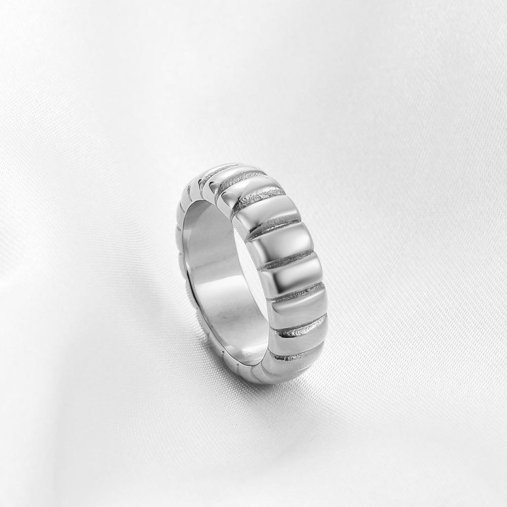 European-American 18K Gold Wave Pattern Stainless Steel Ring Size 8