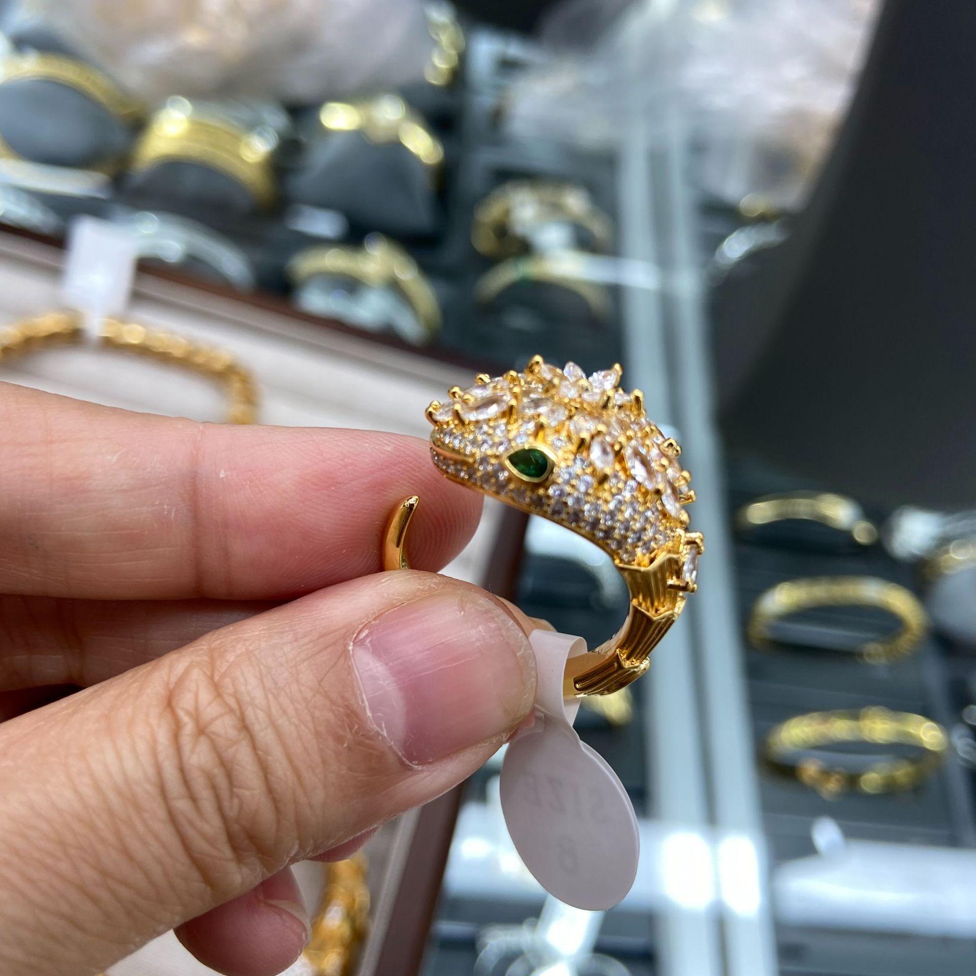 

Набор из пяти предметов, Набор «Дух змеи», Женская высокая версия, То же самое ожерелье, браслет, набор серег-пуссетов класса люкс.