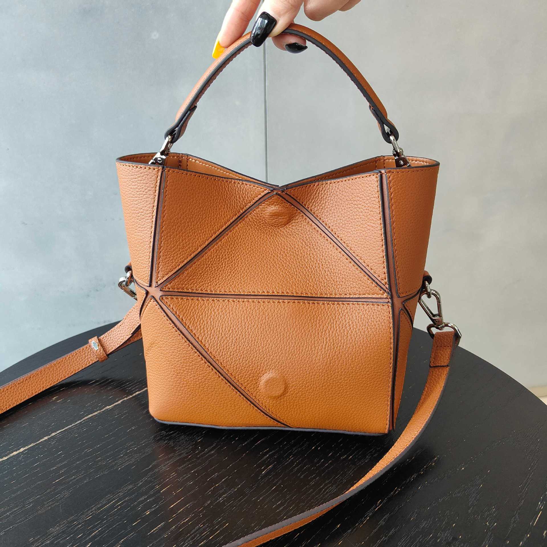 

Leather niche design bucket bag new shoulder messenger bag premium geometric splicing commuter women s bag 18x10x19cm коричневий
