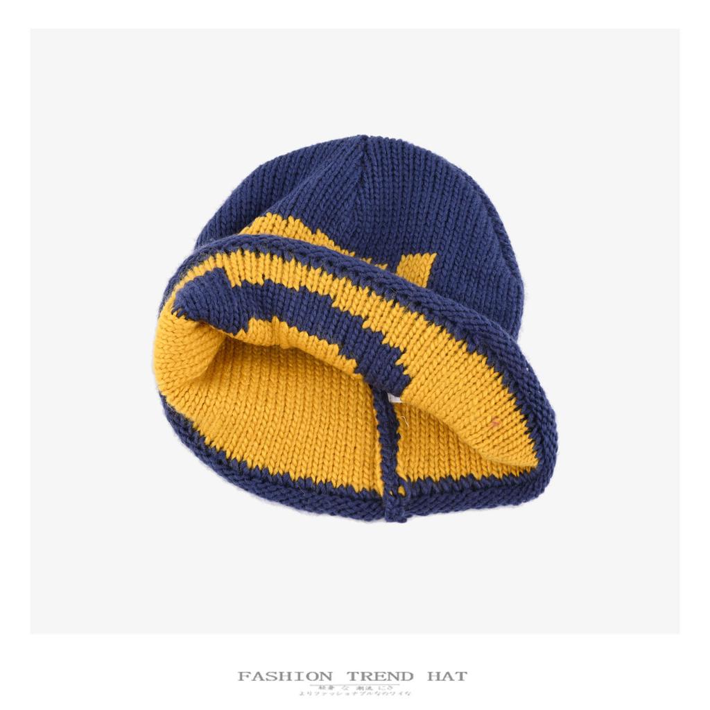 Korean-style color-block S-letter knitted beanie, unisex, for autumn and winter, warm, ear-covering, loose-fitting, and designed to be pulled over