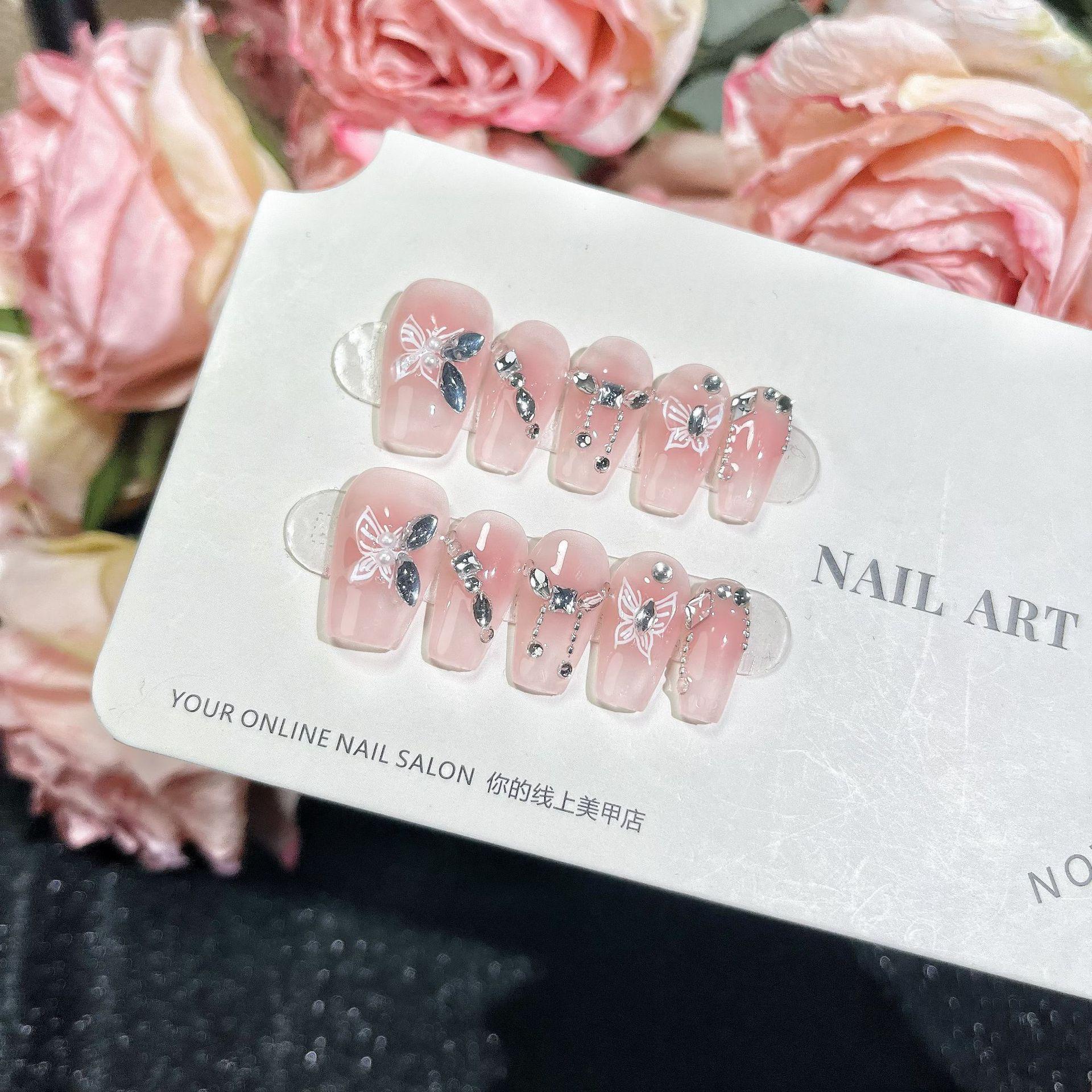 

Расписанный вручную маникюр «Бабочка» с эффектом ледяного кристалла и мягким отбеливанием для весны/лета. Large