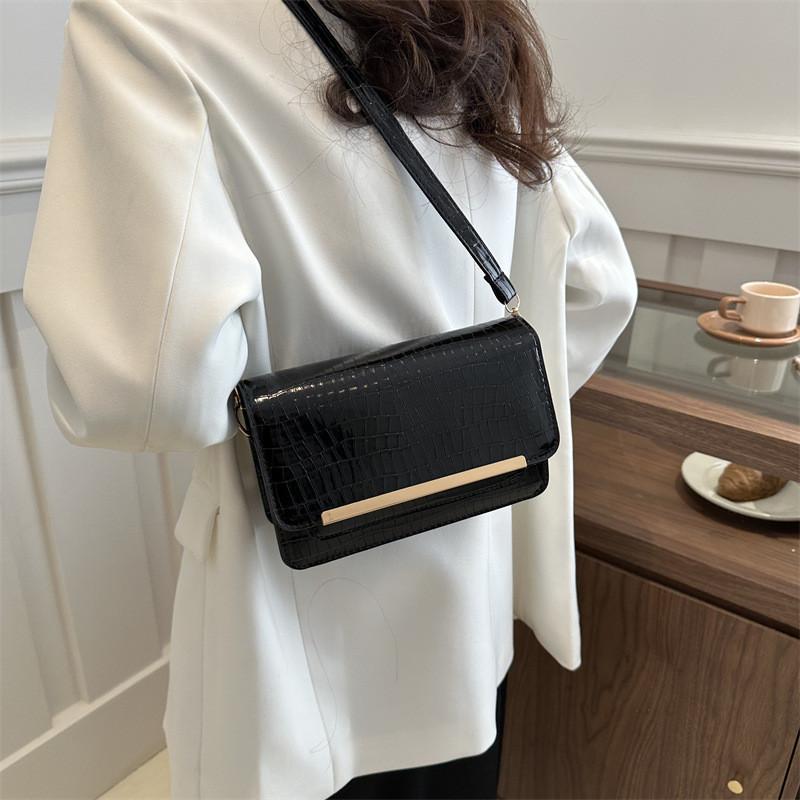 Trendy Medium-sized Square Bag With Stitching Details For Daily Outfits