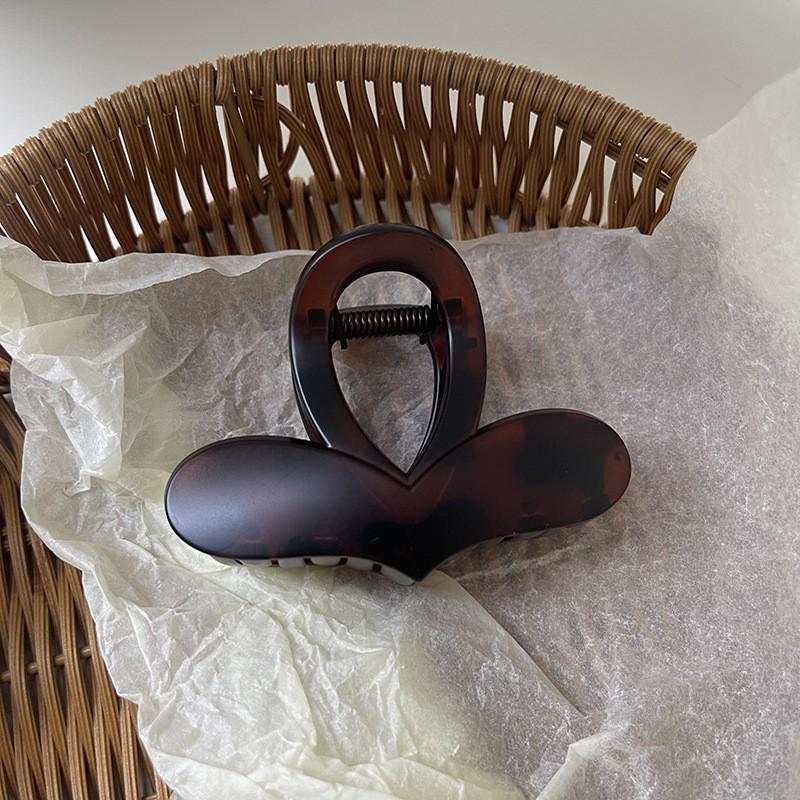 Elegant 2024 Heart Claw Clip for Women – New High-End Autumn/Winter Hair Accessory