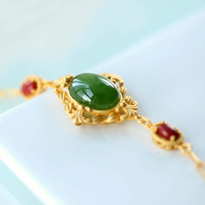 

Hotan Jade South Red украшен персонализированным кружевом, минималистичным браслетом в стиле барокко с яйцом