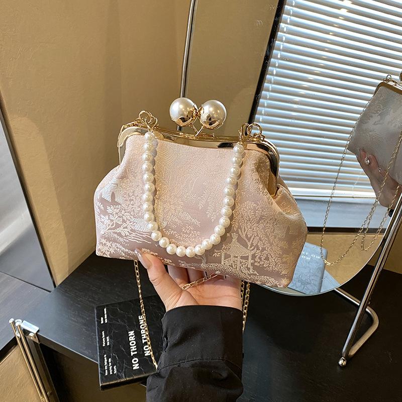 

Beaded portable pearl clip buckle shell bag autumn new fashion chain shoulder messenger bag розовый
