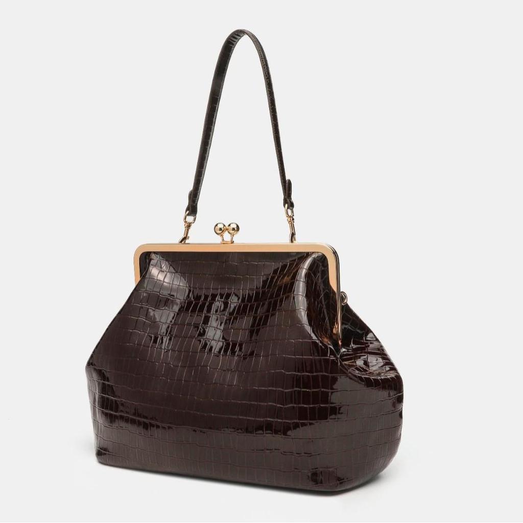 Trendy Large Capacity Women's Clasp Handbag - Versatile and Stylish Single Shoulder Bag