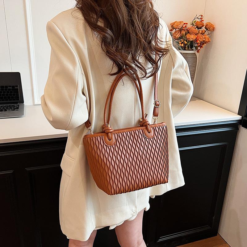 Korean version of trendy fashion bucket bag women's 2025 summer new simple casual shoulder bag high-end oblique span women's bag