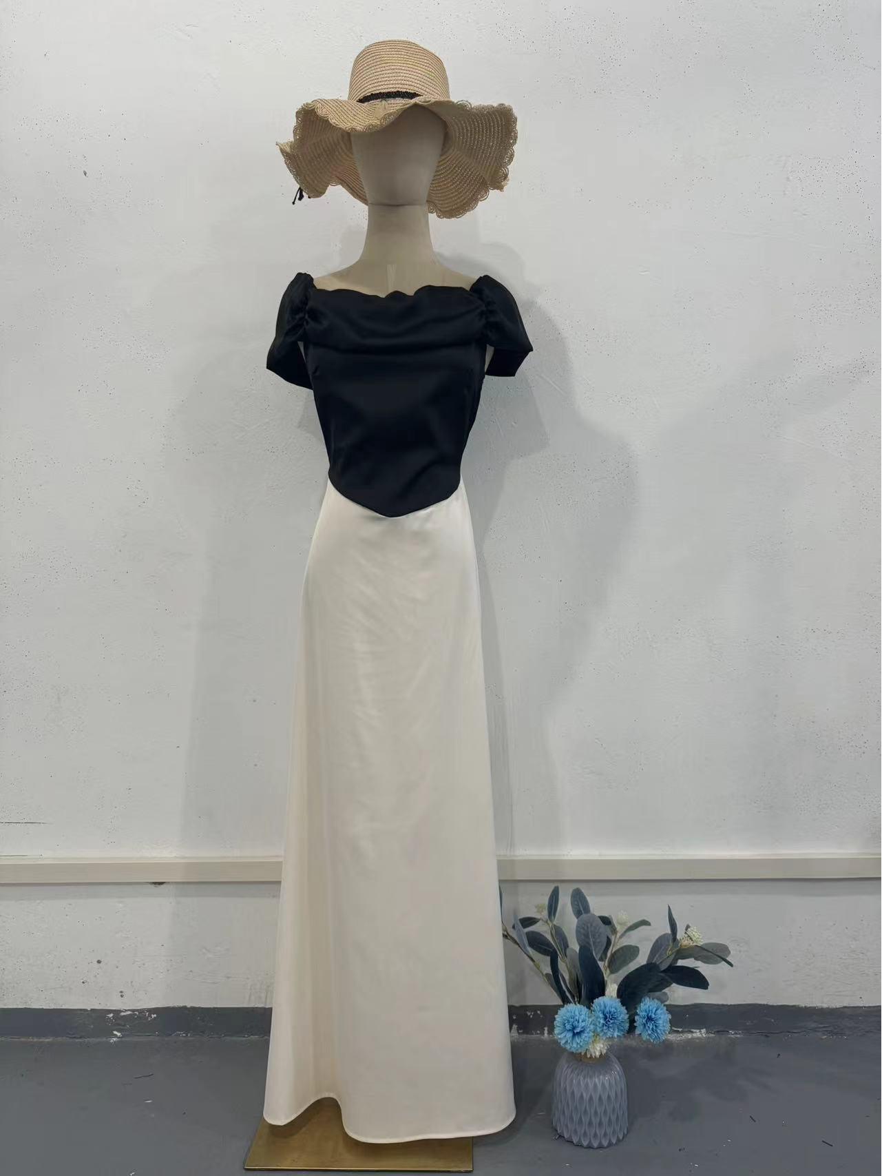 

Весна 2024 Черно-белое атласное платье приталенного силуэта с рукавами-буфами S