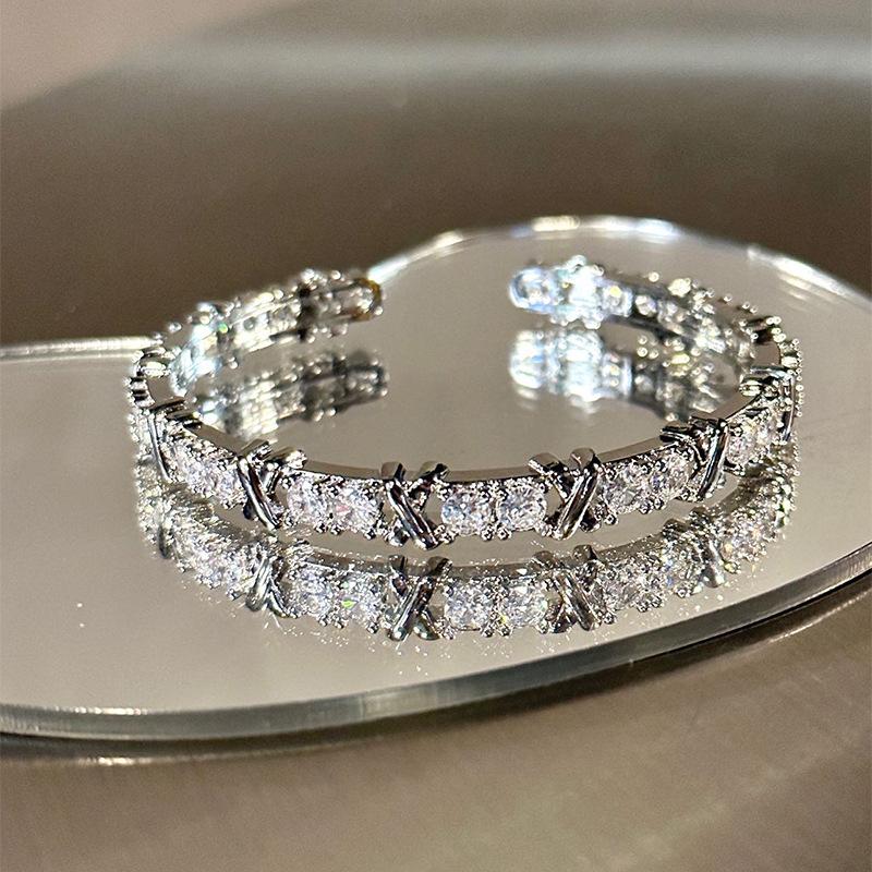 

Новый буквенный браслет с высоким чувством, легкий, роскошный, темпераментный браслет, тот же, что и у интернет-знаменитости, универсальное ювелирное изделие для женщин