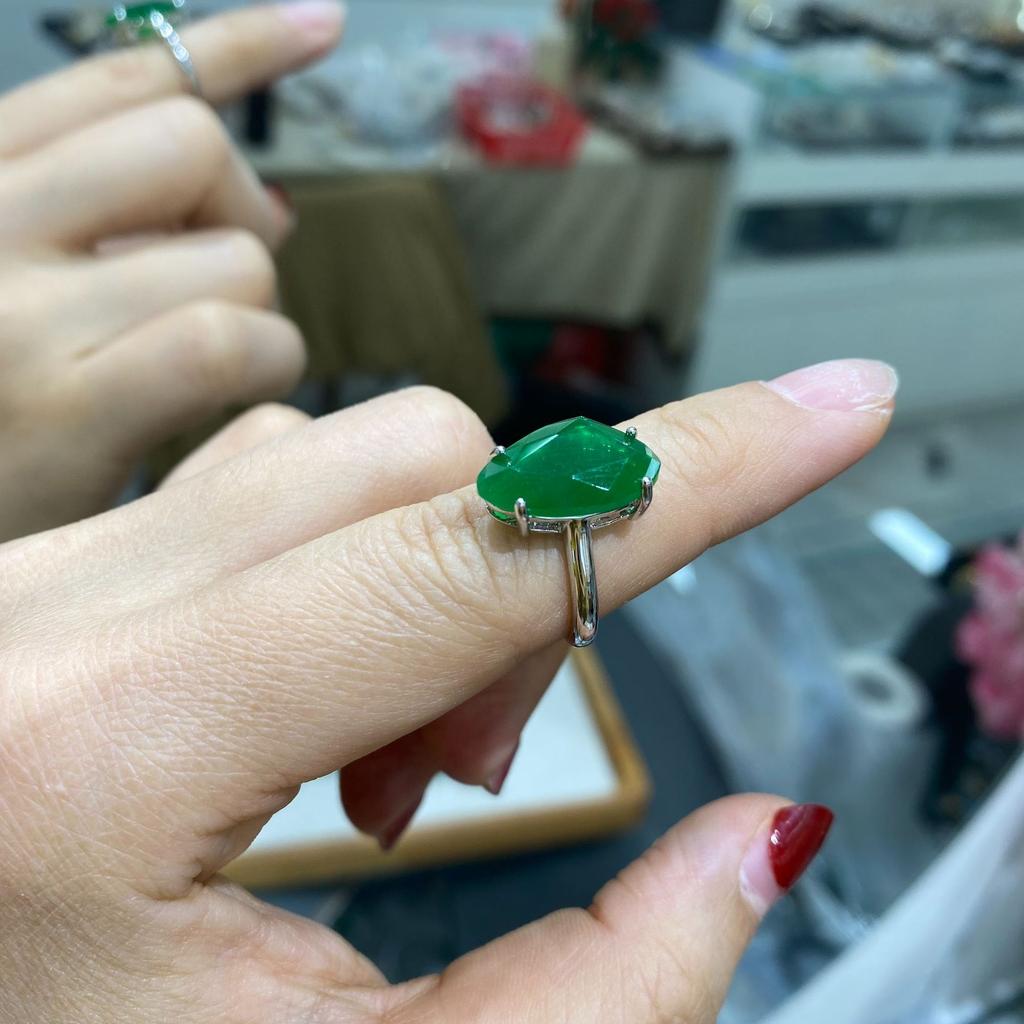 Natural Emerald Crystal Necklace Irregular Section Niche Design Sense Collarbone Chain, Light Luxury High Sense