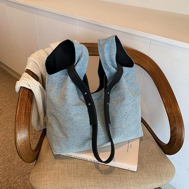 

Сумка подмышку женская 2025 осень маленькая свежая модная большая вместимость модная сумка нишевая ретро сумка через плечо повседневная женская светло-синий