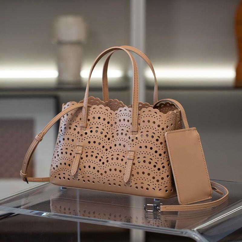 

2025 Новый стиль Горизонтальная Полая Цветочная Вышивка Большая Вместимость Сумка-тоут Кожаная Молния Одноплечевая Кроссбоди Сумка 25x13x16cm No gift box хаки