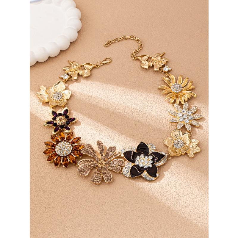 Retro Elegant 3D Flower Necklace - Minimalist Unique Design, Perfect for Women, Versatile Fashion Accessory M705