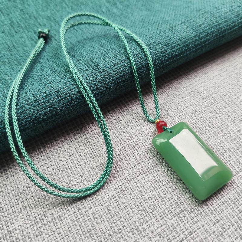 

Ожерелье-кулон унисекс из зеленого и белого нефрита в форме куба - модный аксессуар для пары