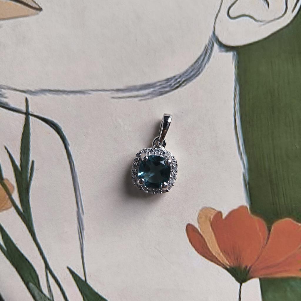 Серебряная подвеска с топазом Лондон Блю 1.062ct, фианитами (2204473)