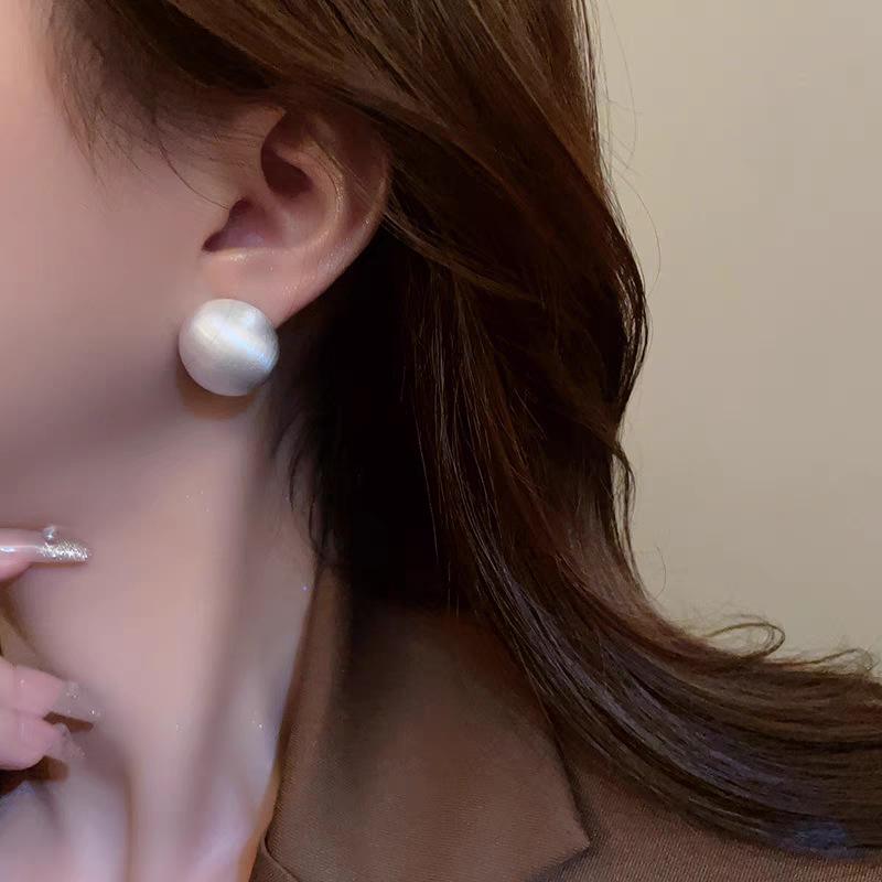 Metall Kupferplattiert 18K Echtgold Gebürstet Matt Kugel S925 Silberne Nadel Steckerohrringe Temperamentvoll Einfach Und Vielseitig Ohrringe