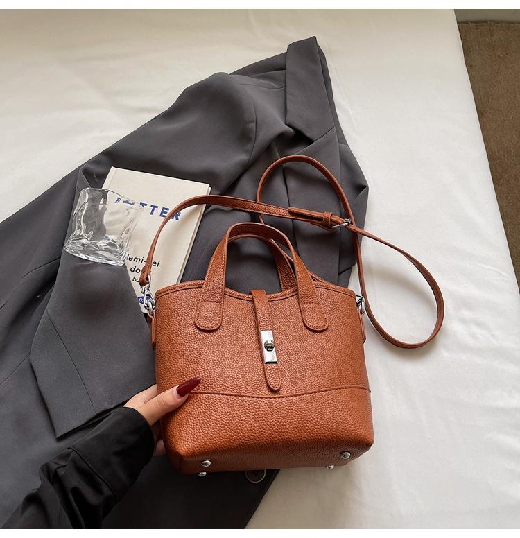 

Нишевая сумка-тоут от интернет-знаменитости, сумка класса люкс, женская повседневная сумка-подмышка, новинка 2025 года, высококачественная текстурная сумка-мессенджер коричневый