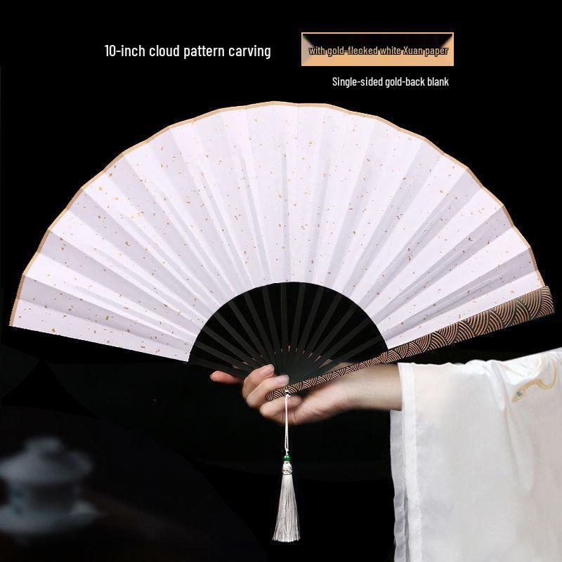 

Изящно вырезанный складной веер с узором из облаков, черная шелковая ткань с золотыми вкраплениями, дизайн «Древние волны», стиль «Национальный прилив» для мужчин и женщин.