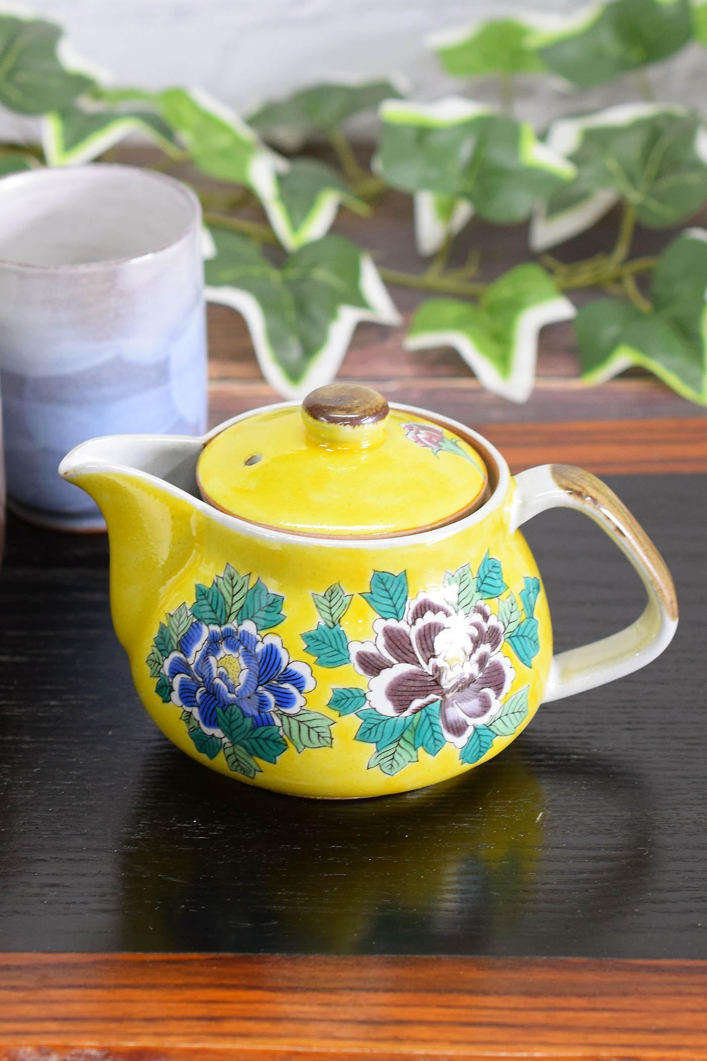 

Waza no Kura: Stylish Kutani ware teapot with Yoshidaya Botan design and tea strainer. A premium, Japanese-made luxury brand. A great birthday gift.