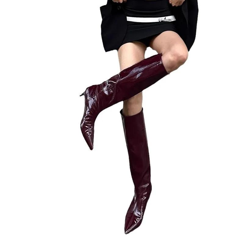 Μόδα Μπορντό Πατεντέ Δερμάτινες Ψηλές Μπότες Για Γυναίκες Κόκκινο Κρασί Μυτερή Μύτη Slip On Γυναικείες Μπότες Χαμηλά Τακούνια Γάτας Ώριμο