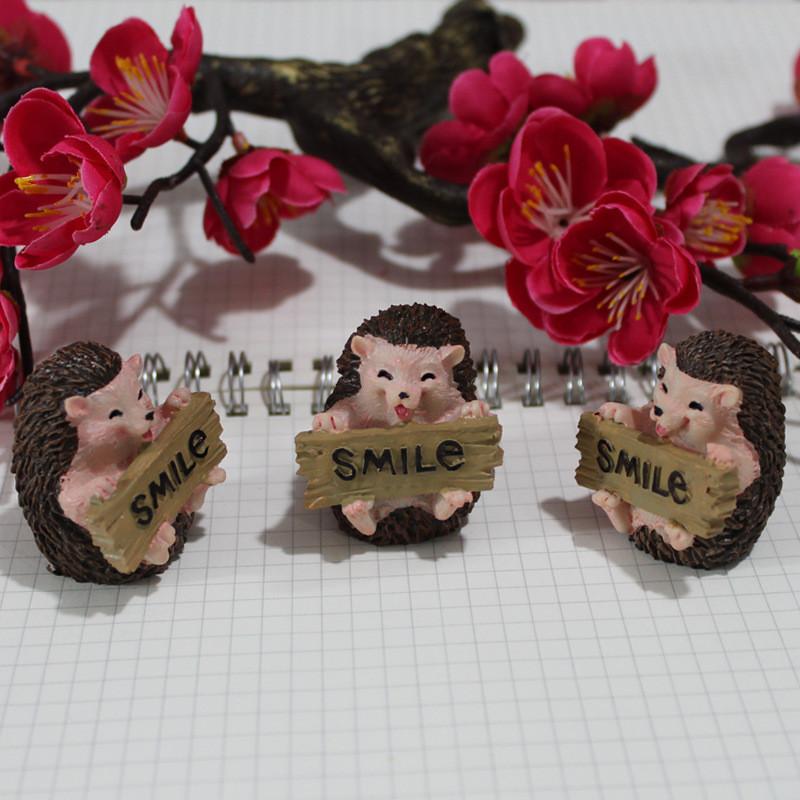 Hedgehog Resin Desk Decoration With Ecofriendly Finish For Home And Use Gift
