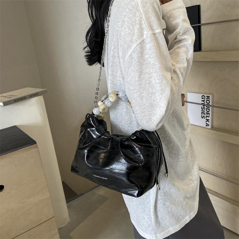 

Популярная в этом году маленькая женская сумка весна-лето 2025 новая универсальная сумка-мессенджер женская корейская версия портативная сумка-ведро чёрный