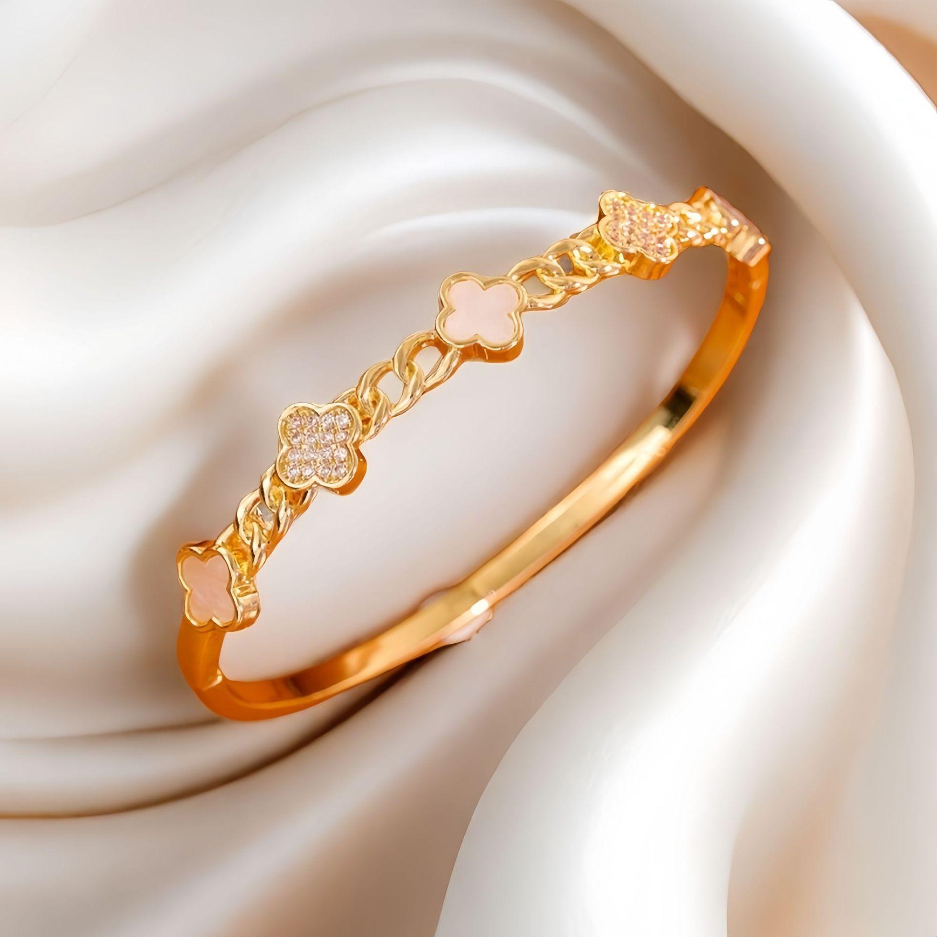 

2026 Four-leaf Clover Bracelet Full of Diamond Shells Flower Bracelet Hollow Light Luxury Fashion High Sense Niche Design Temperament Women 18CM золотой