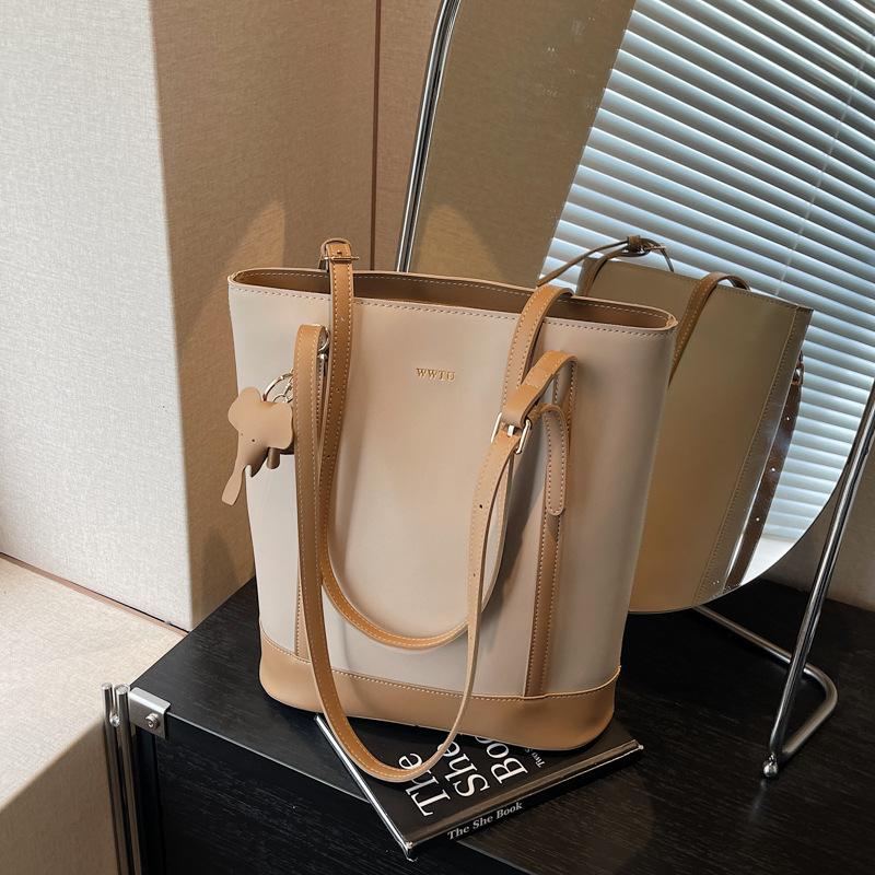 High-end large-capacity handbag bag women's new spring and summer contrasting color shoulder bag commuter tote bag