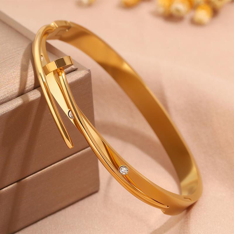 Hot-selling titanium steel bracelet, girls' high-end sense of fashion, popular light luxury in Europe and the United States, Gypsy star love diamond
