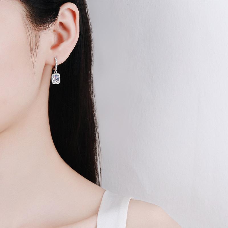 Pendientes de botón Xin De Yi de Plata S925 con Moissanita de Corte Radiante Esmeralda para Mujer