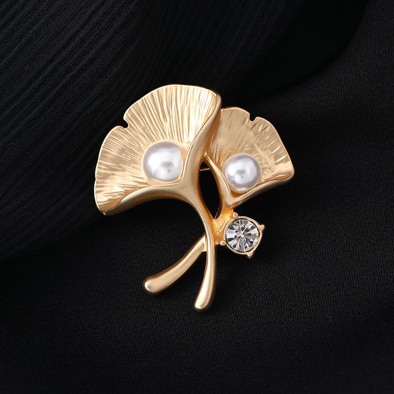 

Ginkgo biloba brooch high-end retro exquisite pearl corsage women s high-end sense pin temperament simple suit accessories