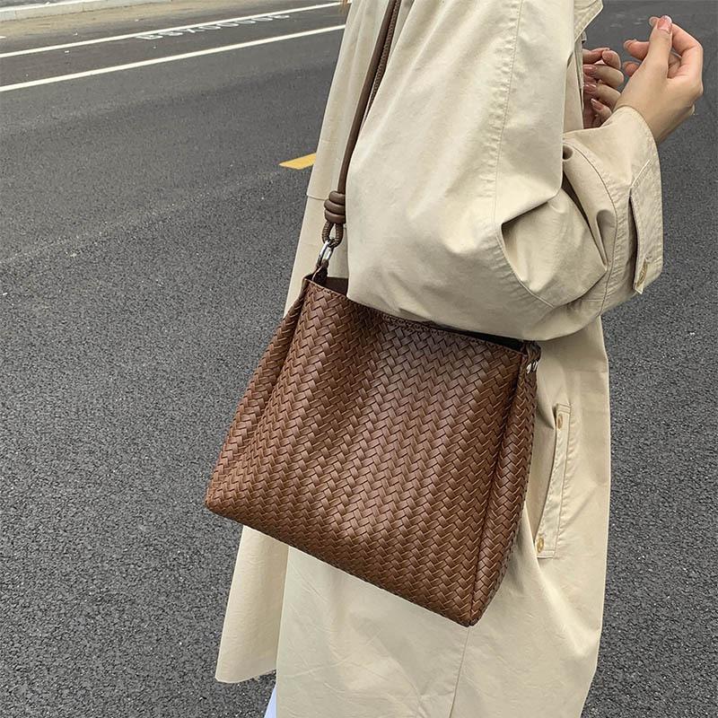 Retro woven bag women's large-capacity new autumn and winter versatile single shoulder mother and child bag popular bucket bag