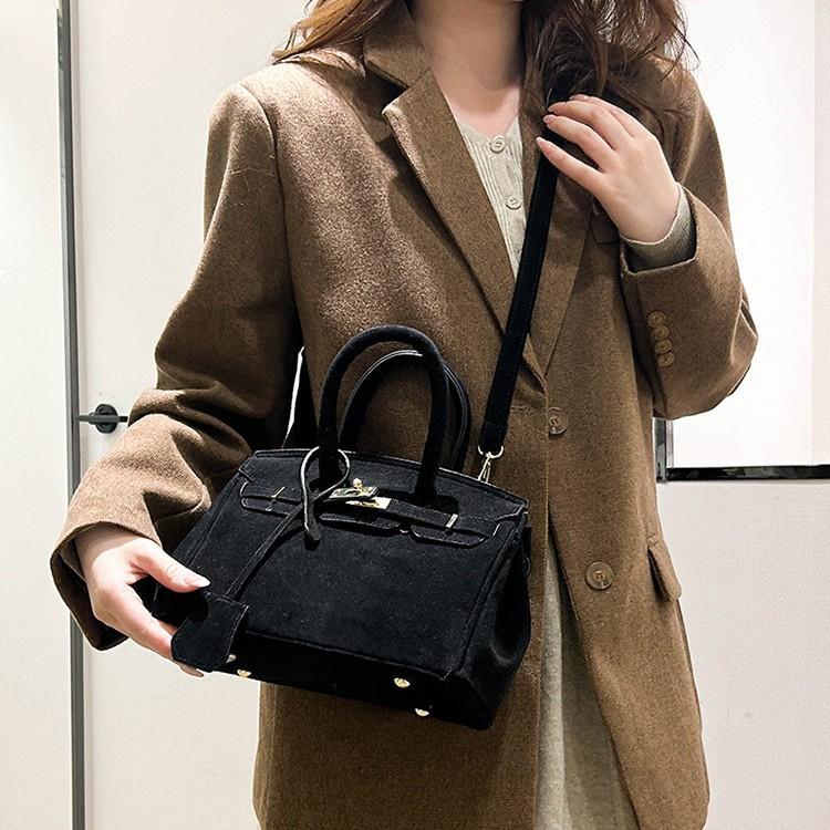 Large Capacity Bag Women'S Casual Retro Shoulder Messenger Bag Textured Portable Simple Bag