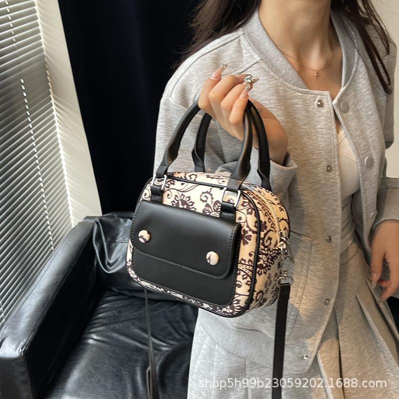 New Trendy Portable Small Square Bag Fashionable Versatile Shoulder Messenger Bag Large Capacity Light Commuter Bag Women