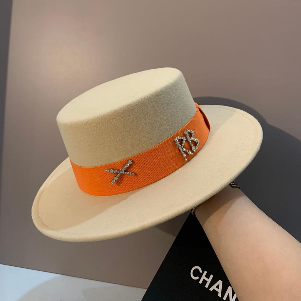 New Fedoras Women's Hat Flat Top Cap French Elegant Straw Hat Fedora Pearl Chain Hat Travel Beach Hat Panama Wide Brim Hat